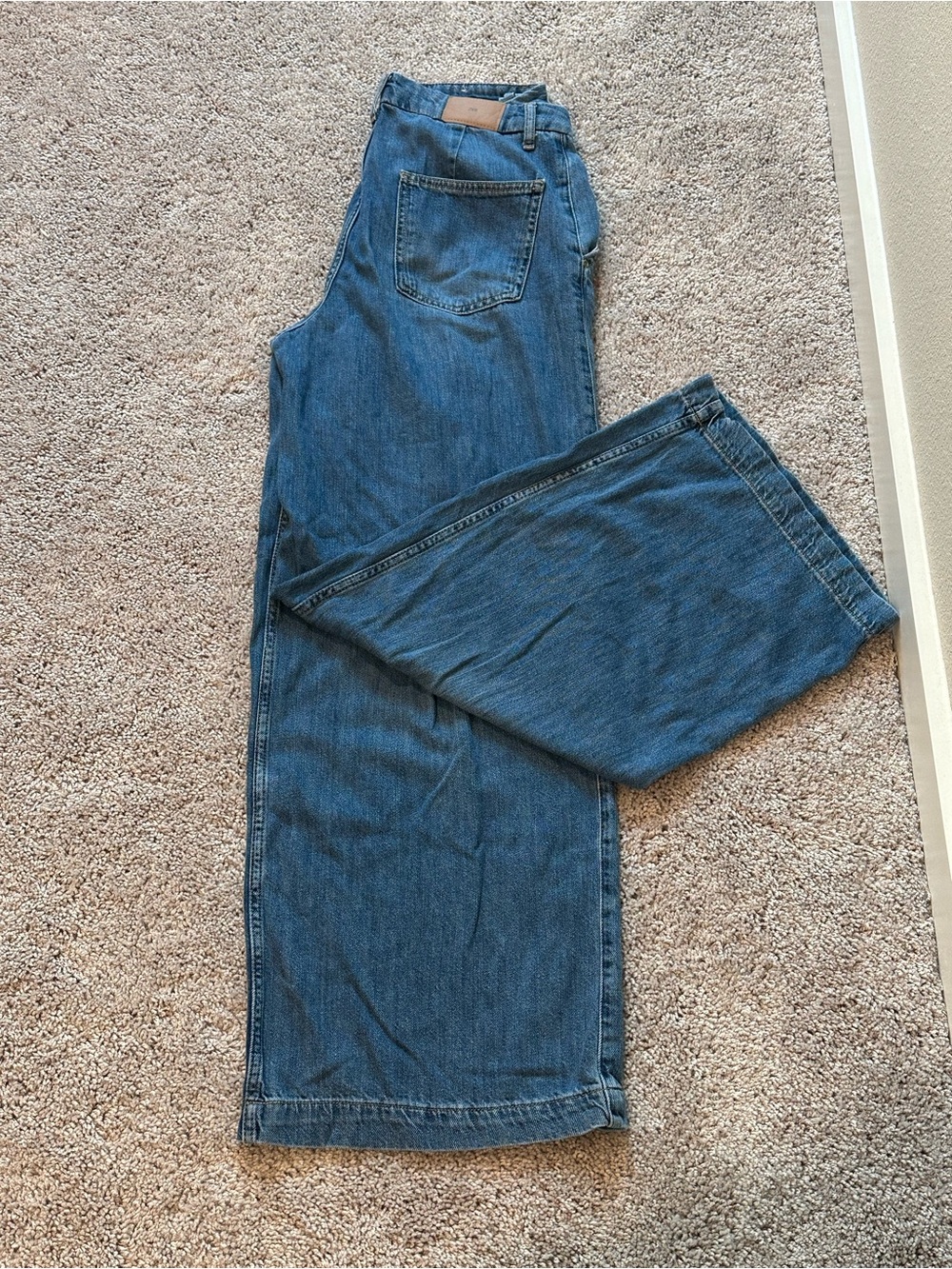 Zara Women’s Relaxed Wide Leg Blue Denim Jeans. Size 4
